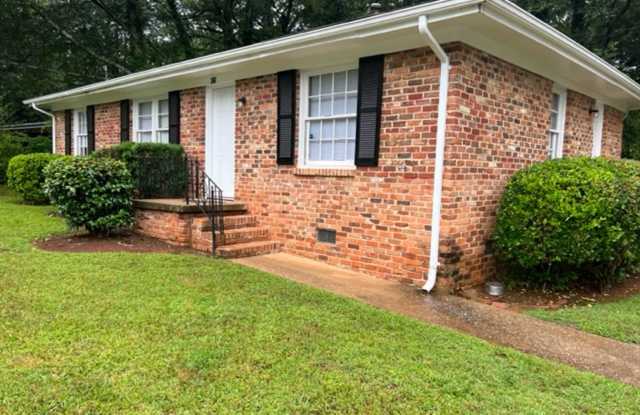 3 BR, 1.5 BA House- Great Location! Gallery 1