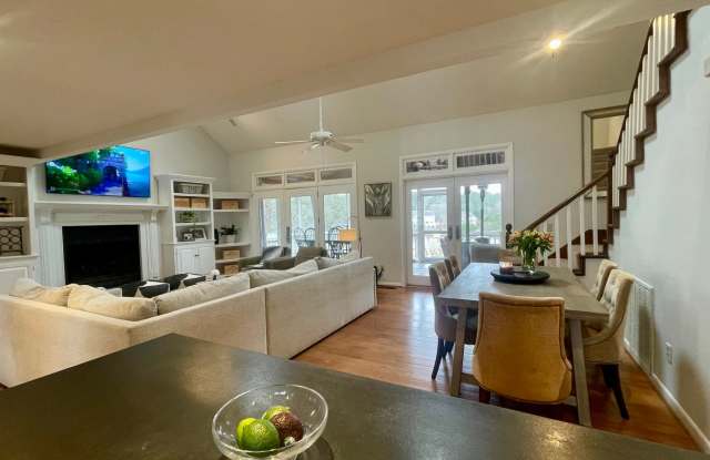 Spacious Lake and Golf View Home Gallery 4