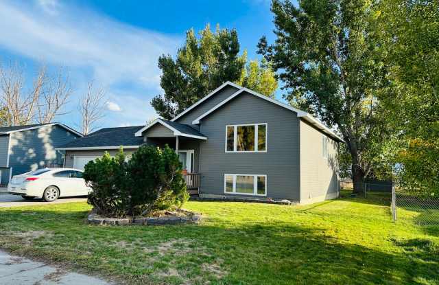 Fresh Paint and New Carpet - 4 bedroom 2 bath, Heights Home with Deck and Garage Gallery 4