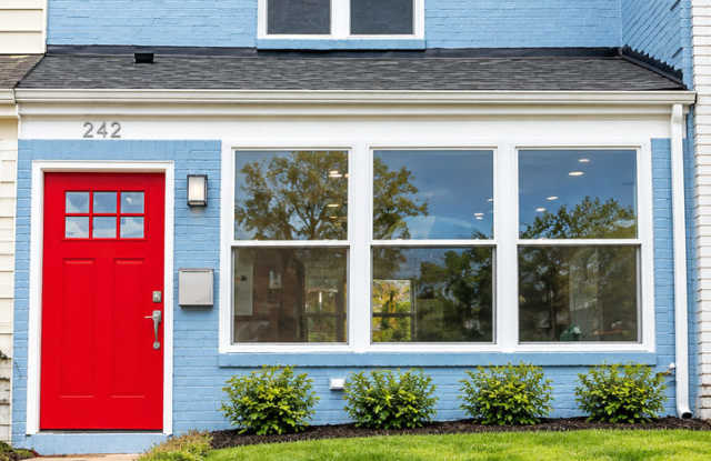 Modern 2BR/2.5BA Home with Spacious Backyard in Lily Ponds Gallery 1