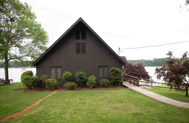 Waterfront Bliss in Rainbow City Alabama Gallery 4