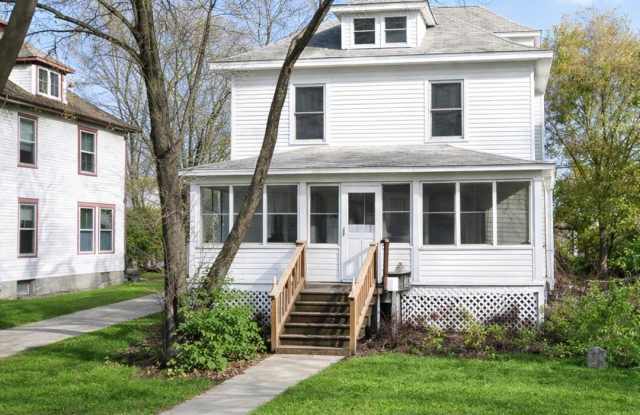 Como 7 Bed 4 Bath House ~ Spacious Open Concept Kitchen/Dining/Living Area~ Available September 2026 - Garage Parking photos photos