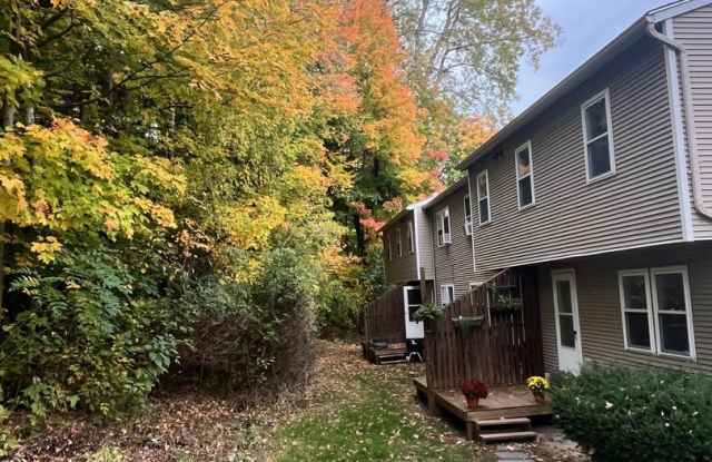Charming 2BD/1BA Townhome in Burlington’s New North End photos photos