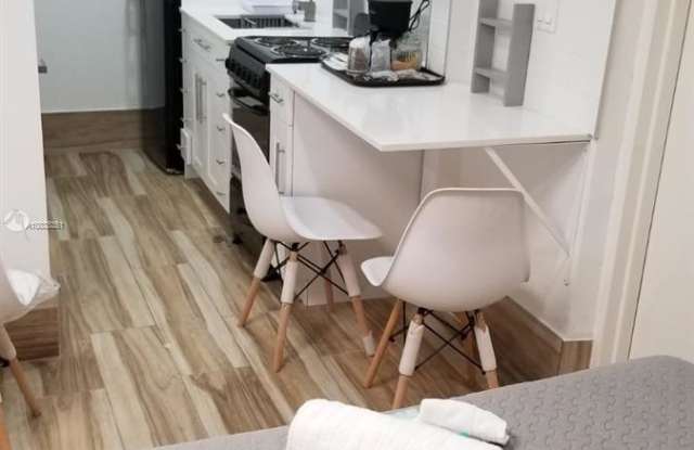 1407 SW 27th Ct Gallery 2