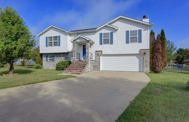 4 bedroom..3 bath split level home for rent in clever mo. Gallery 1