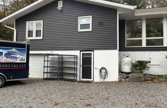 181 Marthas Lane Gallery 1