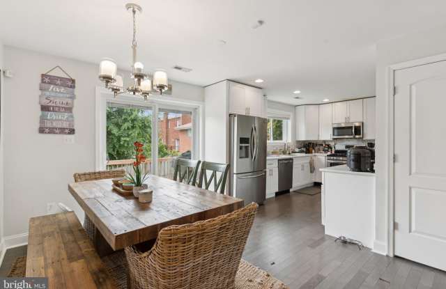 4305 MASSACHUSETTS AVENUE SE photos photos