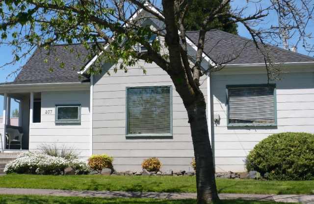 Vintage 3BR House Close to Campus! - 237 East 15th Avenue, Eugene, OR 97401