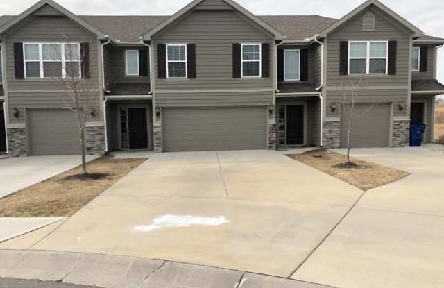 Newer 3 Bed 2 Car Townhome in Grain Valley photos photos