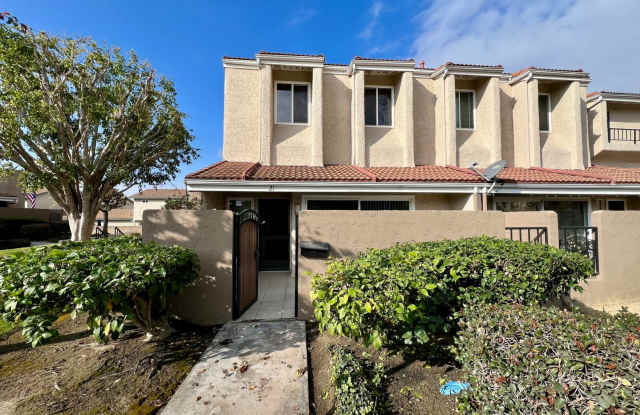 Large 3 bedroom townhome available in Buena Park - 21 Lincoln Court, Buena Park, CA 90620