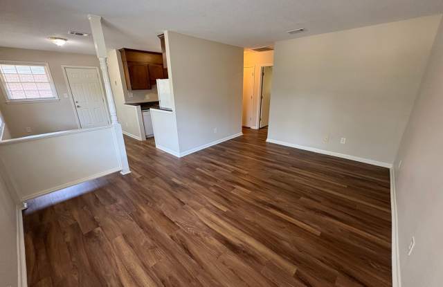Pet Friendly 2 Bedroom, 1 Bath Duplex Close to Everything Wilmington has to Offer Gallery 3