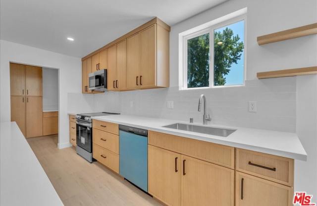 6913 1/2 Encino Ave Gallery 2