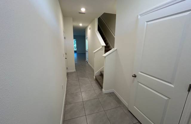 Centrally located 3/2.5 Townhome, Gated, Garage, and Versatility Gallery 3