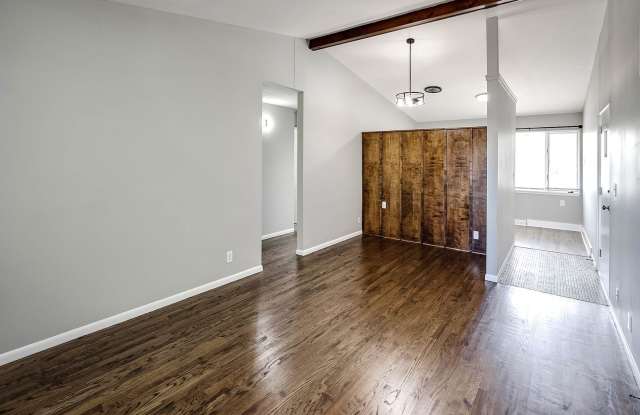 Top-Floor 2-Bedroom Apartment with Vaulted Ceilings! Gallery 2