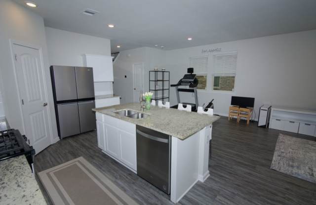 Move-In Special: 50% Off First Month!!!!  Stunning 5 bedroom 3 bath home! Gallery 4