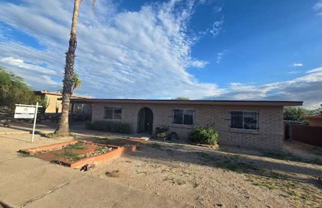 Spacious 4bd/2ba Featuring Central A/C and Large Private Yard Gallery 1