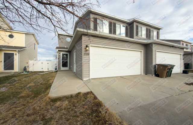 3 bed, 2.5 bath townhouse with a 2 car garage Gallery 1