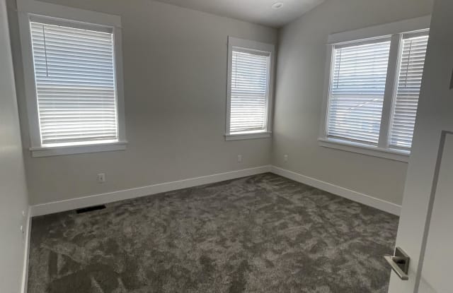 225 Willow Way - 225 Willow Way, Talent, OR 97540