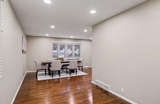 4 Bedroom Bellevue Home! Gallery 4
