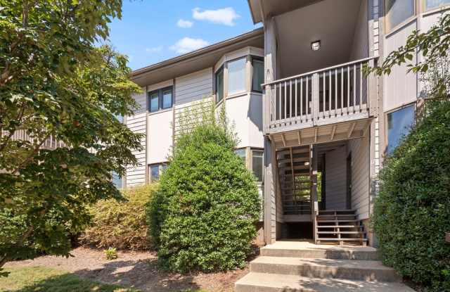 Attractive Courtside Condo - Club Membership Included! Gallery 1