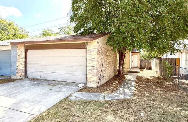 Charming 2-Bedroom Duplex with Fenced Backyard & Detached Garage! Gallery 1