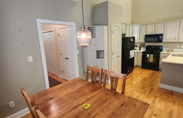 2br/2.5 ba Townhouse - Downtown Carrboro (Partially Furnished) Gallery 4