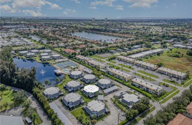 16051 Amberwood Lake Court unit: 4 photos photos