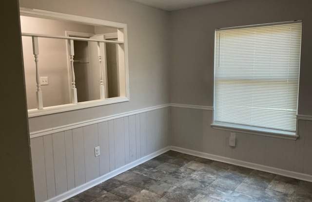 Charming 3-Bedroom Home with Fenced Backyard & Fireplace! Gallery 3