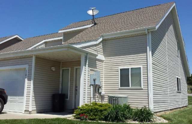 GREAT LOCATION! PLENTY OF STORAGE! photos photos