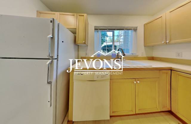 Condo with Swimming Pool and Private Enclosed 1-Car Garage in Klahanie Neighborhood Gallery 4