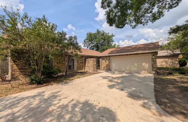 Summerwood Neighborhood / Access to River  Park & Tennis Courts / Fridge / Fenced in Backyard / CISD Gallery 4