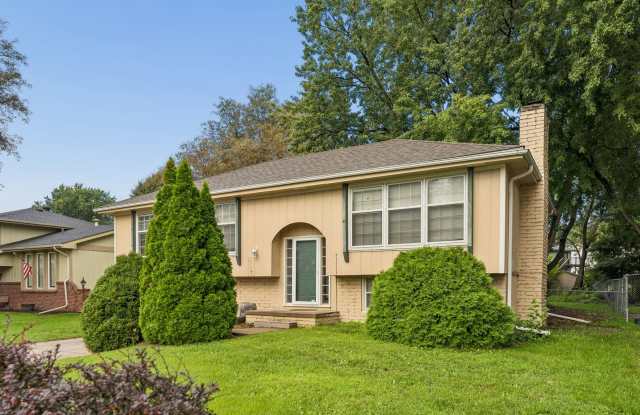 Fantastic Central Omaha 3-bed, 2.5-bath Home Gallery 3