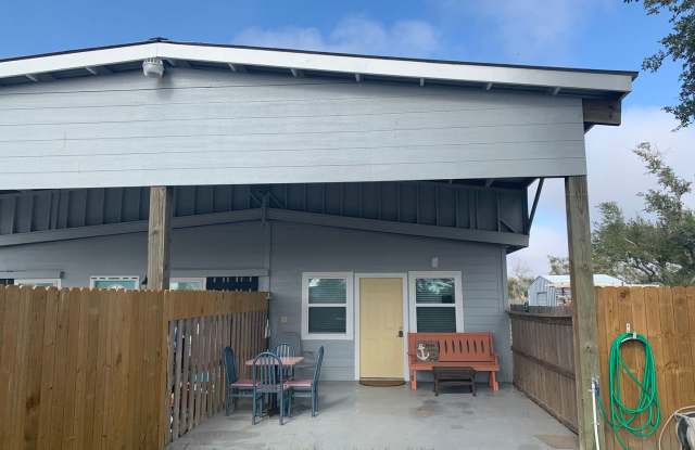 Super Cute Bungalow For Rent in Rockport - 121 Bernardy Road, Aransas County, TX 78382