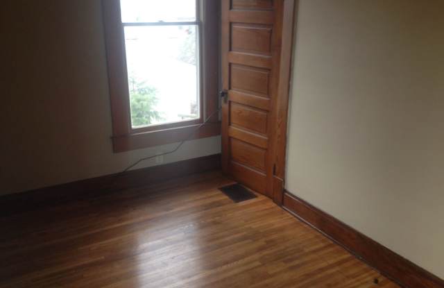 2300 Indianola Gallery 4