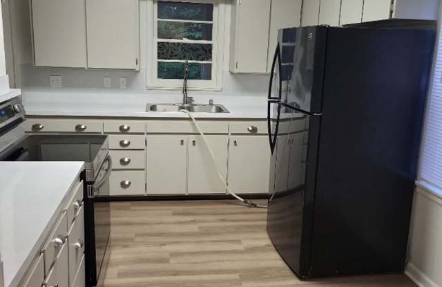 1/2 off 1st Month's Rent - Charming Vintage Three Bedroom In Camas - 1116 Southeast Polk Street, Camas, WA 98607