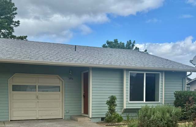 Charming Pet Friendly 2 Bedroom Duplex With Fenced Yard In Quiet Neighborhood! photos photos