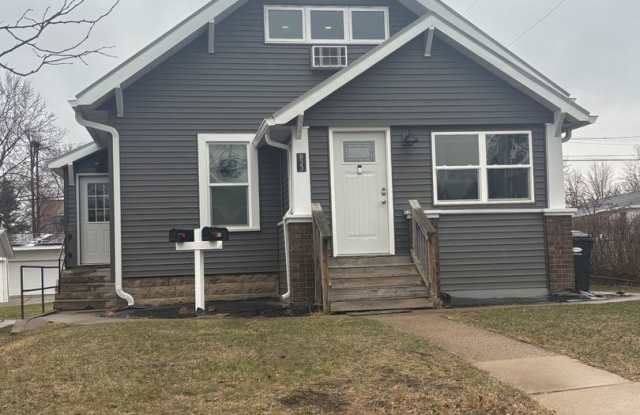 1 Bed 1 Bath Upper Unit on the East Hill Eau Claire photos photos