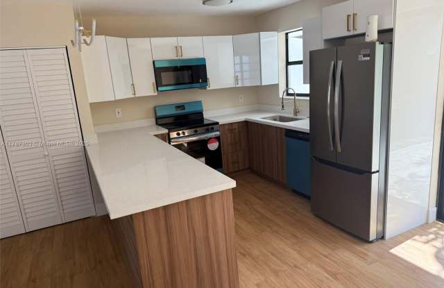750 S 61st Ter photos photos