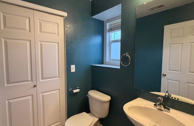 2 Story End Unit with 3 BR/2 1/2 BA Gallery 4