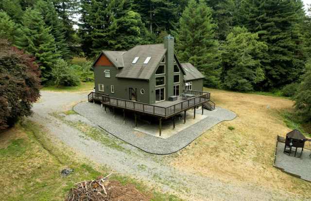 Stunning and spacious 3,620 SqFt Blue Lake home offers Forest tranquility, elegant furnishings Gallery 3