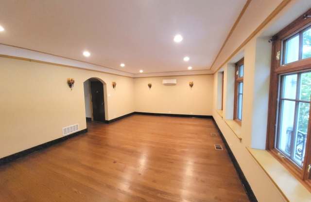 2151 W Granville Avenue Gallery 3