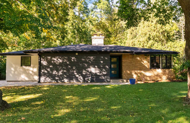 1018 Shorewood Boulevard Gallery 1