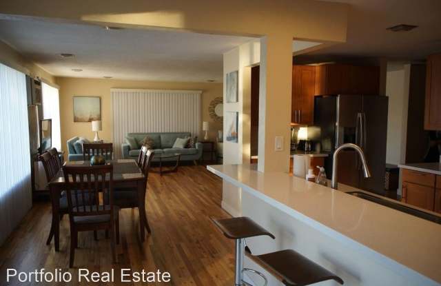 1137 Lakeside Upper Unit Gallery 2