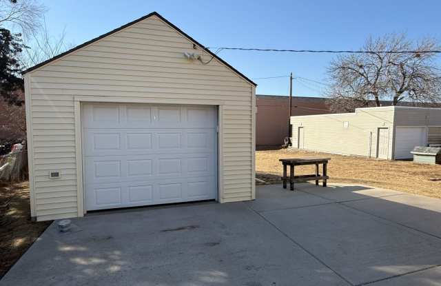 Updated 1 Bed / 1 Bath Single-Family Home with Garage! Gallery 3