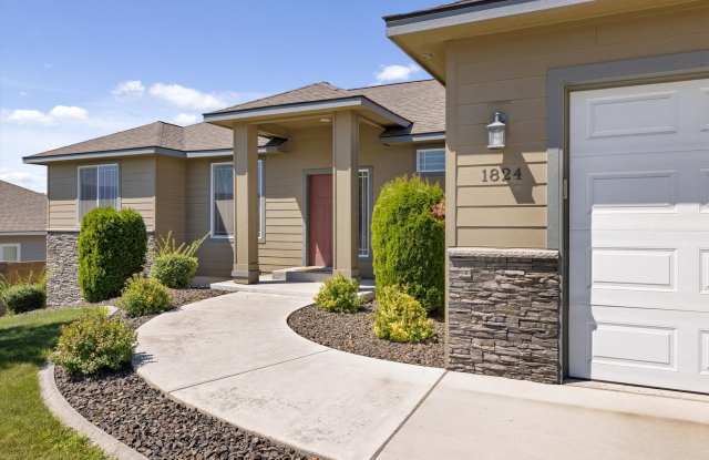 Beautiful Home Close to I82 and Desert Hills Middle School - 1824 South Honeysuckle Street, Kennewick, WA 99338