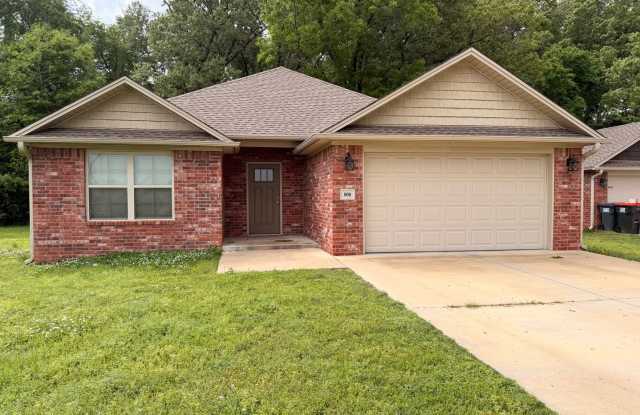 Come take a look at this three bedroom and two full bathroom home in Russellville, AR. - 808 South Pittsburg Avenue, Russellville, AR 72802