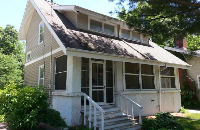 3 bedroom, 1.5 bath just east of downtown Iowa City - 1308 Muscatine Avenue, Iowa City, IA 52240