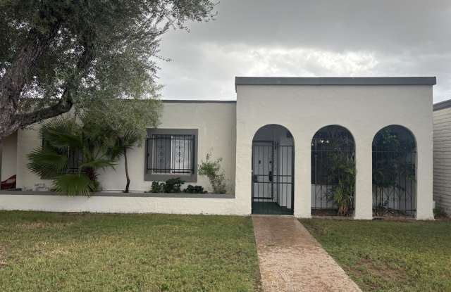 8237 E ROSE Lane Gallery 1
