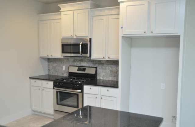 Charming 4 Bedroom / 2 Bathroom - Bentonville Home Gallery 3