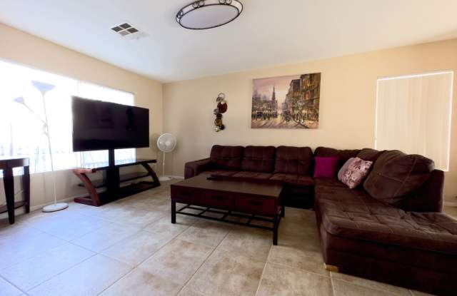 3-Bedroom Home with Loft & 2-Car Garage — Mission Palm Gallery 4